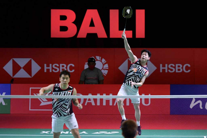 Ganda Indonesia Marcus Fernaldi Gideon/Kevin Sanjaya Sukamuljo mengembalikan kok ke arah lawannya Ong Yew Sin/Teo Ee Yi pada laga semifinal Indonesia Masters 2021, di Nusa Dua, Bali, Sabtu, 20 November 2021.