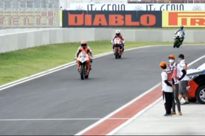 Pembalap tim Pata Yamaha with Brixx WSBK itu mencetak waktu tercepat 1:32,877, yang menjadi rekor baru Sirkuit Mandalika, di saat para pembalap lain tak mampu menembus 1 menit 33 detik. Rival terdekat dari pembalap Turki itu, Jonathan Rea harus puas dengan P2 setelah terpaut 0,324 detik, sementara Scott Redding dari tim Aruba.it Ducati melengkapi baris terdepan di P3 dengan jarak 0,379 detik dari polesitter.