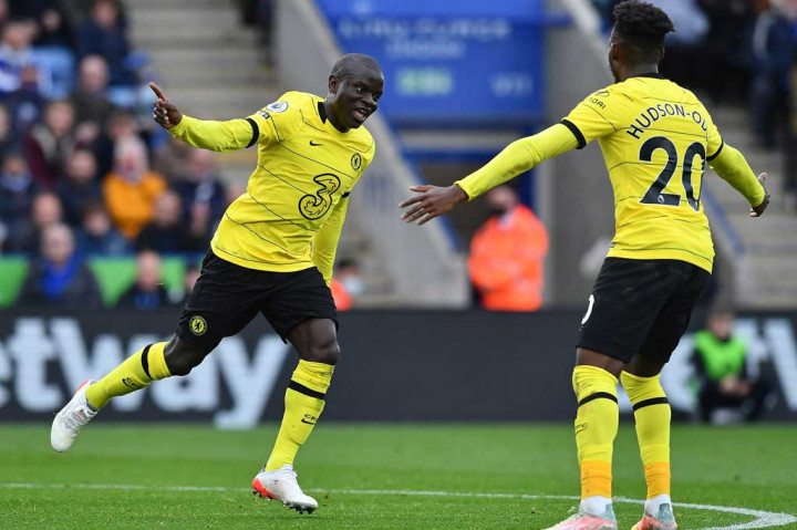 Lantas N'Golo Kante mencetak gol luar biasa ke gawang bekas timnya, saat gelandang Prancis itu melepaskan tembakan kaki kiri dari tepian kotak penalti setelah menerobos pertahanan Leicester pada menit ke-28. Skor 2-0 untuk tim tamu bertahan hingga jeda.