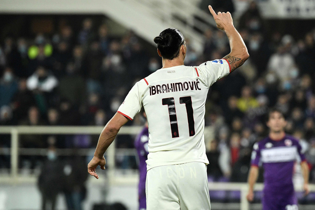 Zlatan Ibrahimovic melakukan selebrasi usai mencetak gol ke gawang Fiorentina pada laga pekan ke-13 Serie A Liga Italia.