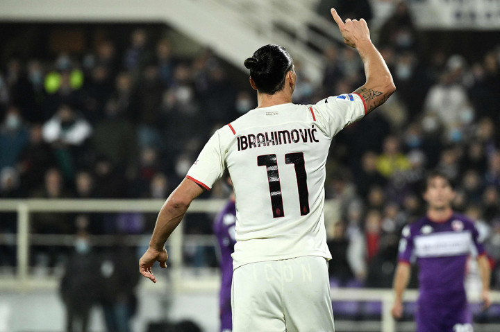 Zlatan Ibrahimovic melakukan selebrasi usai mencetak gol ke gawang Fiorentina pada laga pekan ke-13 Serie A Liga Italia.