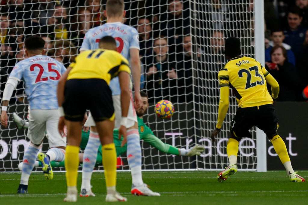 Setan Merah sudah harus tertinggal 2-0 di babak pertama. The Hornets mampu mencetak dua gol melalui Joshua King di menit ke-28 dan Ismaila Sarr pada menit ke-44.
