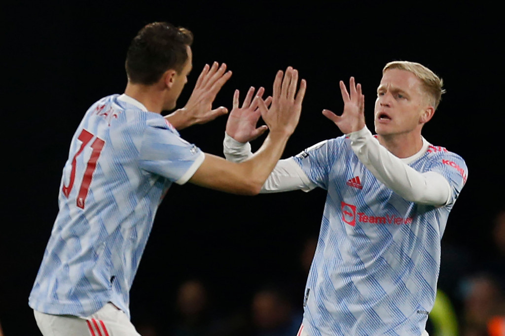 Penampilan MU membaik di babak kedua. Mereka bisa menepiskan ketinggalan pada menit ke-50 dari gol Donny van de Beek.