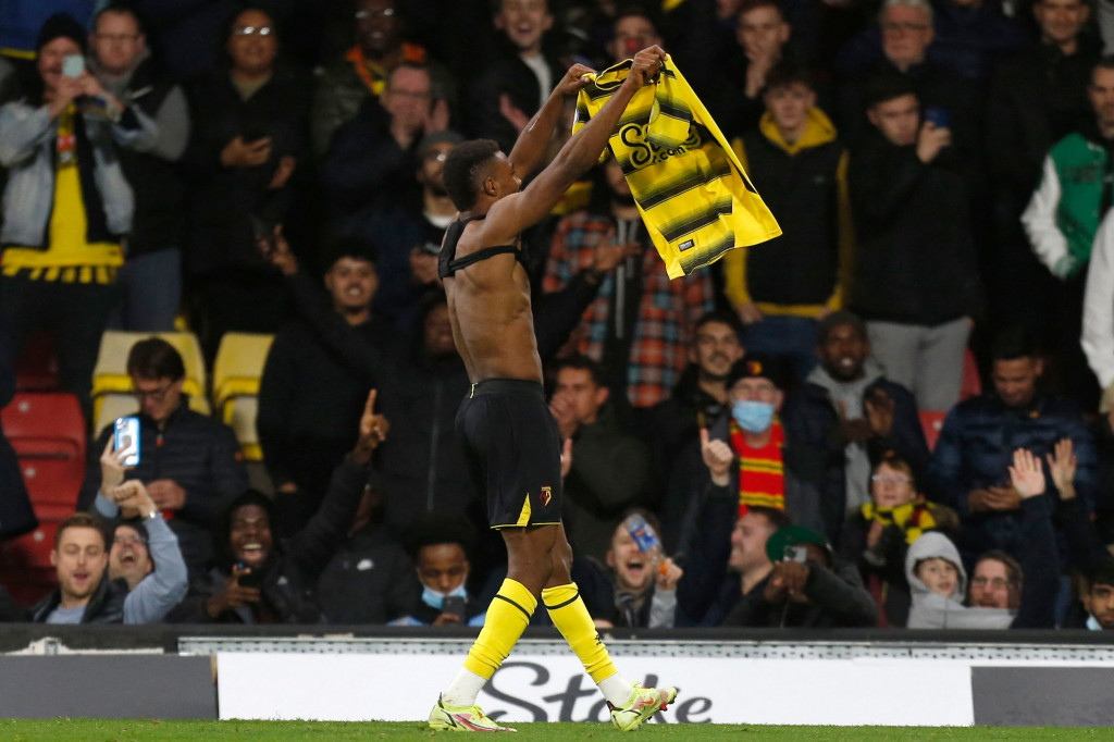 Emmanuel Dennis kemudian melengkapi kemenangan Watford menjadi 4-1 berkat golnya di menit ke-90+6.