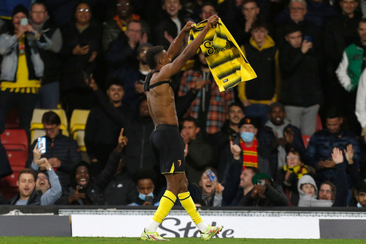 Emmanuel Dennis kemudian melengkapi kemenangan Watford menjadi 4-1 berkat golnya di menit ke-90+6.