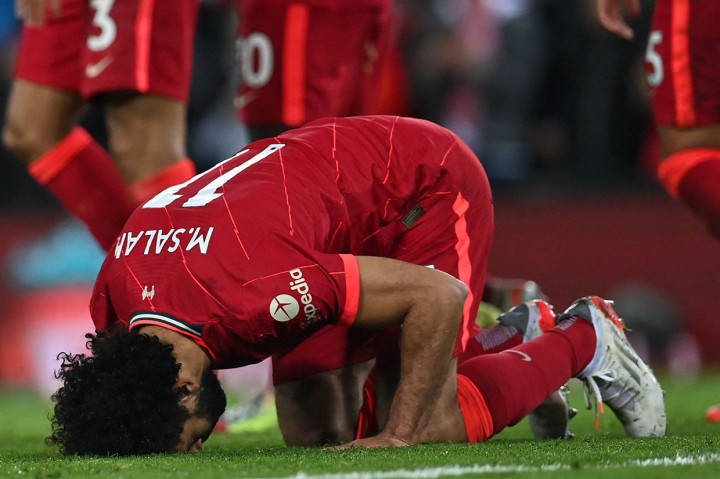 Mohamed Salah melakukan selebrasi usai mencetak gol ke gawang Arsenal pada pekan ke-12 Liga Inggris 2021-2022.