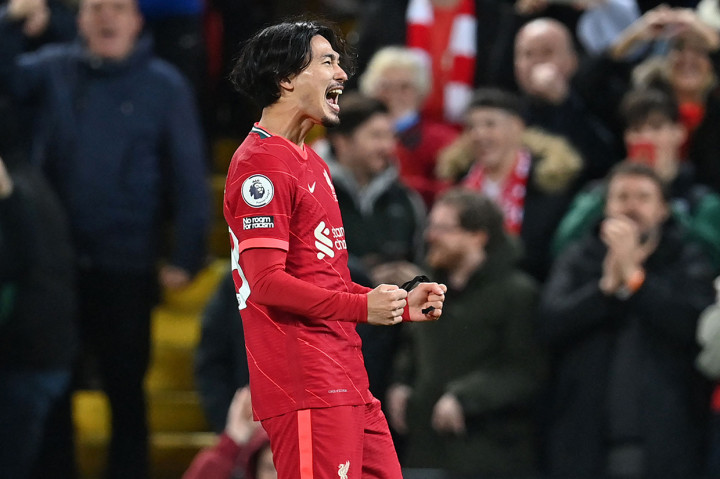 Takumi Minamino melakukan selebrasi usai mencetak gol ke gawang Arsenal pada pekan ke-12 Liga Inggris 2021-2022.