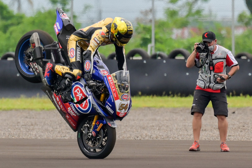 Rider Pata Yamaha, Toprak Razgatlioglu melakukan selebrasi usai memastikan diri menjadi juara WSBK 2021.