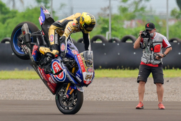 Rider Pata Yamaha, Toprak Razgatlioglu melakukan selebrasi usai memastikan diri menjadi juara WSBK 2021.