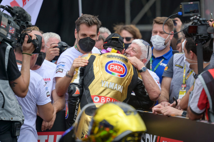 Rider Pata Yamaha, Toprak Razgatlioglu merayakan kemenangannya sebagai juara dunia WSBK 2021 dengan anggota tim dalam race 1 di Sirkuit Mandalika, Lombok, Nusa Tenggara Barat, Minggu, 21 November 2021.