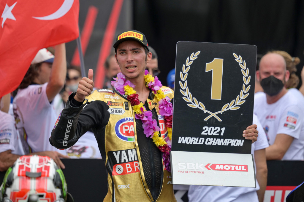 Pebalap 25 tahun itu menjadi juara dunia baru WSBK. Prestasi terbaik Toprak setelah turun ke ajang WSBK pada 2018, adalah saat finis keempat di musim lalu.
