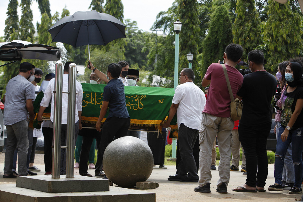 Kerabat membawa jenasah legenda bulu tangkis putri Indonesia Verawaty Fajrin setibanya di Taman Pemakaman Umum Tanah Kusir, Jakarta, Minggu, 21 November 2021.
