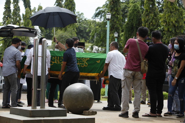 Kerabat membawa jenasah legenda bulu tangkis putri Indonesia Verawaty Fajrin setibanya di Taman Pemakaman Umum Tanah Kusir, Jakarta, Minggu, 21 November 2021.