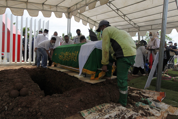 Verawaty meninggal dunia pada usia 64 tahun akibat penyakit kanker paru-paru.