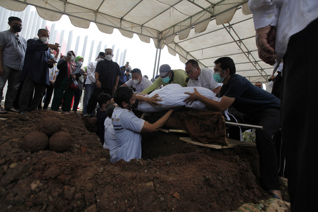 Ia sempat menjalani perawatan di Rumah Sakit Dharmais sebelum menghembuskan nafas terakhir.