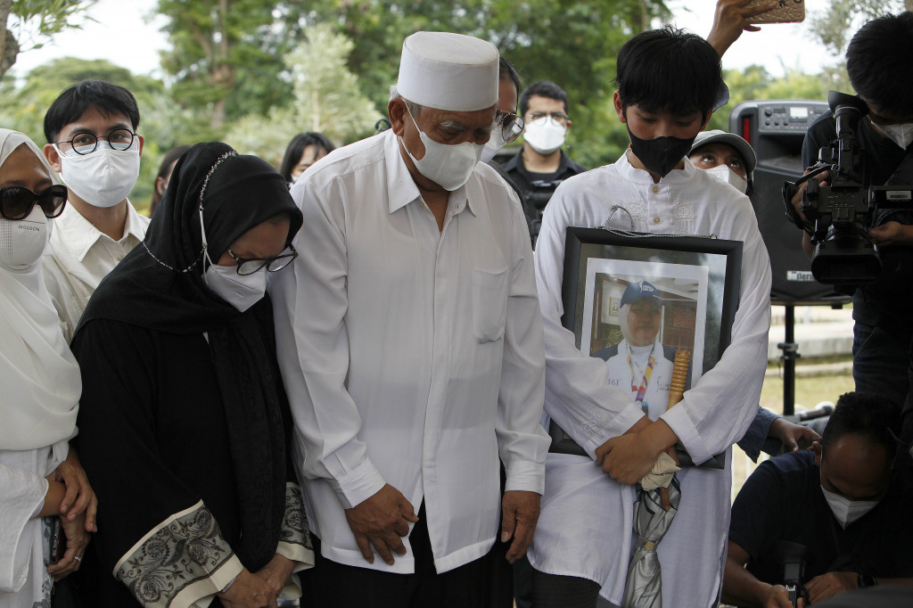 Keluarga memberikan penghormatan terakhir kepada legenda bulu tangkis putri Indonesia Verawaty Fajrin yang dimakamkan di Taman Pemakaman Umum Tanah Kusir, Jakarta, Minggu, 21 November 2021.
