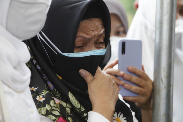 Suasana haru mengiringi pemakaman legenda bulu tangkis putri Indonesia Verawaty Fajrin di Taman Pemakaman Umum Tanah Kusir, Jakarta, Minggu, 21 November 2021.