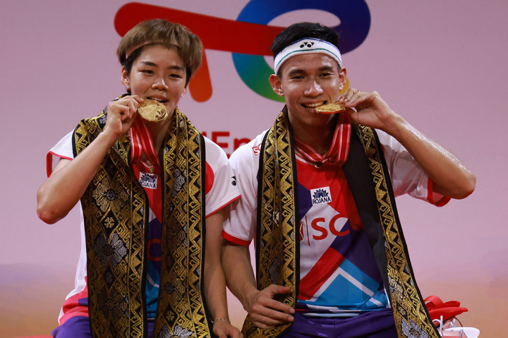 Ganda campuran Thailand Dechapol Puavaranukroh/Sapsiree Taerattanachai juara Indonesia Masters 2021. 