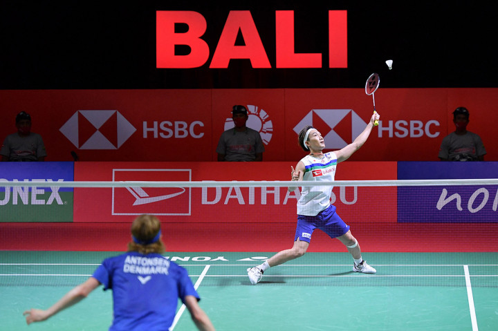 Bertanding di Bali International Convention Center, Minggu, 21 November 2021, Momota mengalahkan wakil Denmark Anders Antonsen dua gim langsung dengan skor 21-17, 21-11.