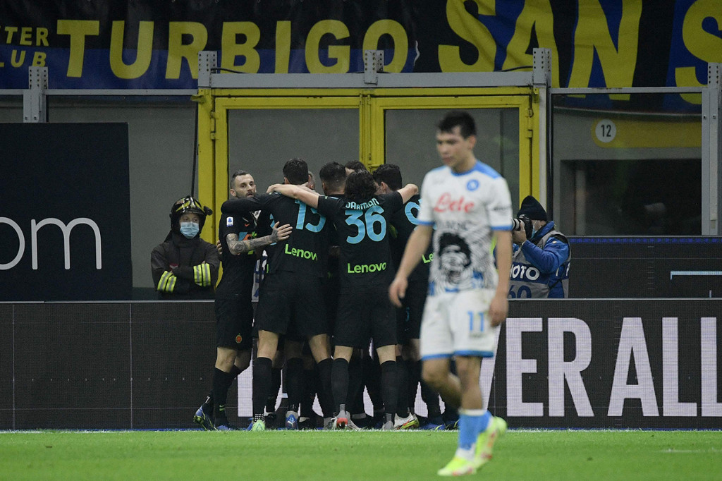 Inter Milan berhasil mengalahkan Napoli 3-2 dalam lanjutan Liga Italia, yang berlangsung di Giuseppe Meazza, Senin, 22 November 2021. 