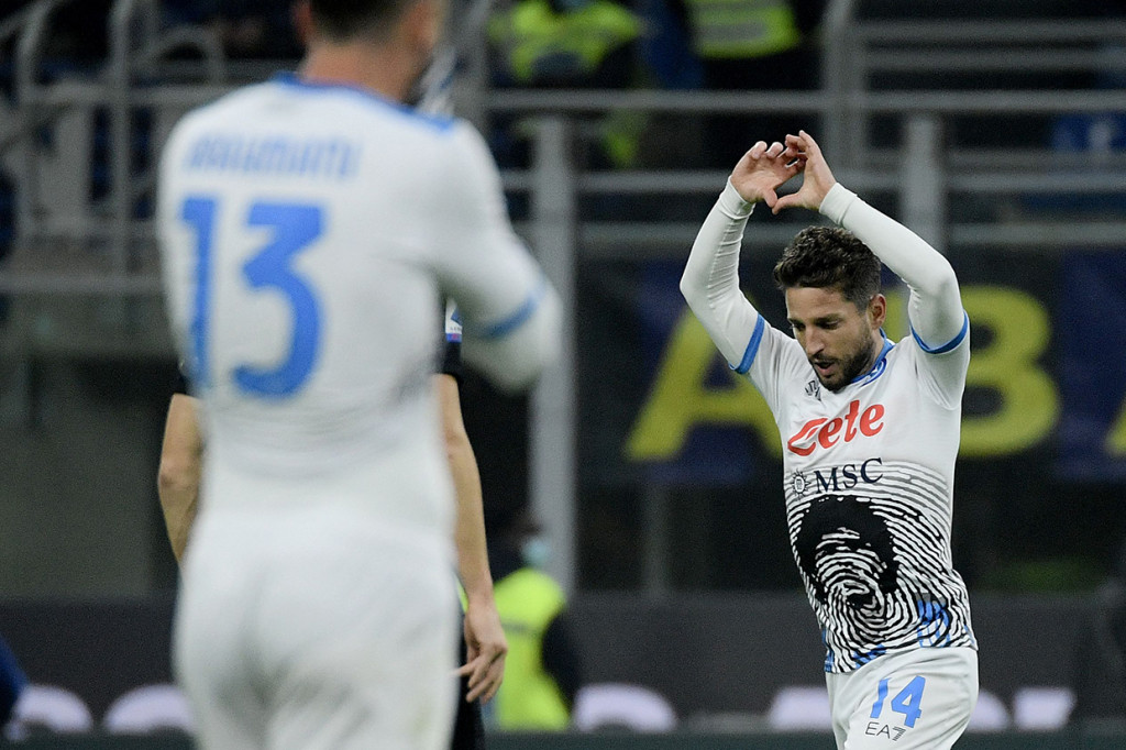 Napoli kemudian memperkecil kekalahan lewat Dries Mertens.