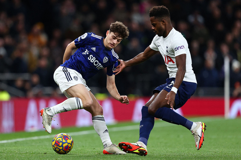 Bertanding di Tottenham Hotspur Stadium, London, Minggu, 21 November 2021, The Lilywhites sempat ketinggalan lebih dulu. Daniel James membawa Leeds memimpin 1-0 pada menit ke-44.