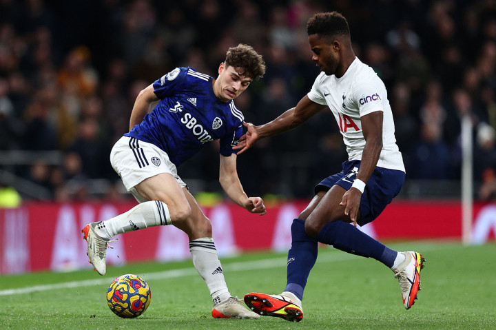 Bertanding di Tottenham Hotspur Stadium, London, Minggu, 21 November 2021, The Lilywhites sempat ketinggalan lebih dulu. Daniel James membawa Leeds memimpin 1-0 pada menit ke-44.