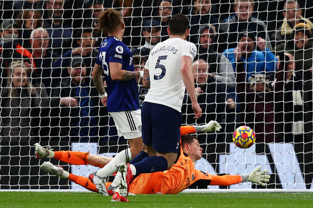 Di babak kedua, Tottenham membalas. Dua gol dicetak, masing-masing lewat Pierre-Emile Hojbjerg dan Sergio Reguilon. Skor 2-1 bertahan hingga jeda.