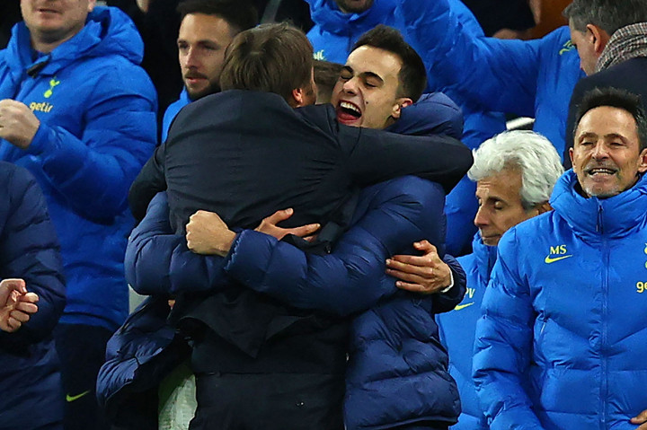 Lima menit berselang, Tottenham membalikan skor menjadi 2-1. Kali ini, Sergio Reguilon yang membobol gawang Leeds, memanfaatkan bola liar hasil set pieces. 