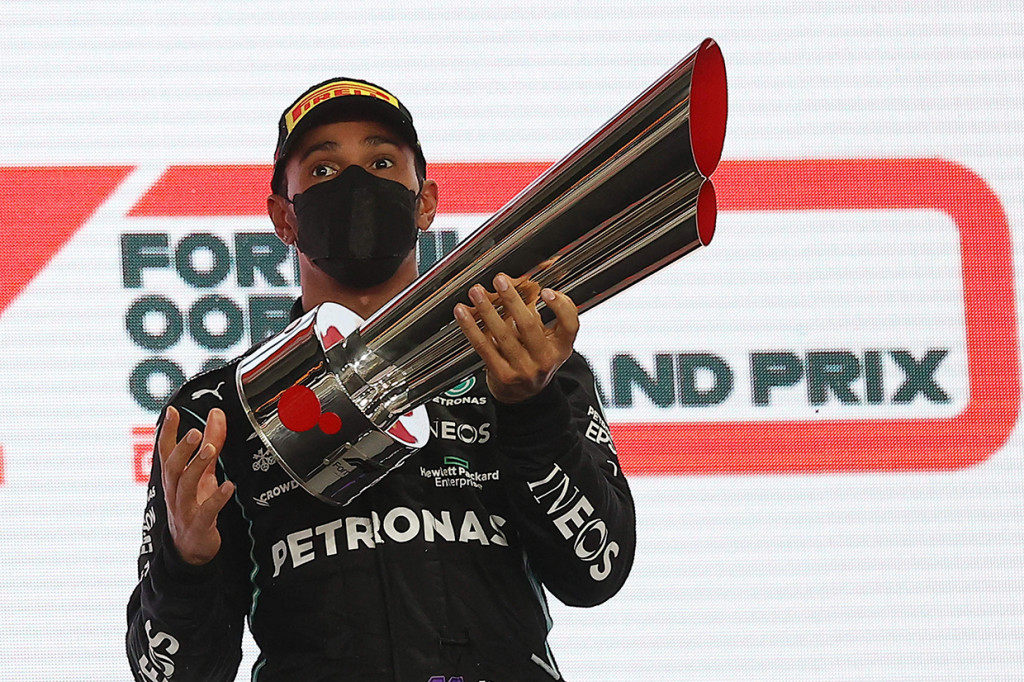 Balapan ini berlangsung di Sirkuit Losail, Doha, Minggu, 21 November 2021, malam WIB, selama 57 putaran. Hamilton nyaman di depan sejak race dimulai hingga menjadi juara