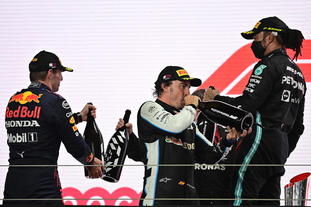 Rival terdekatnya, Max Verstappen, membuntutinya di posisi kedua. Pembalap Red Bull itu tertinggal 25,743 detik dari Hamilton.