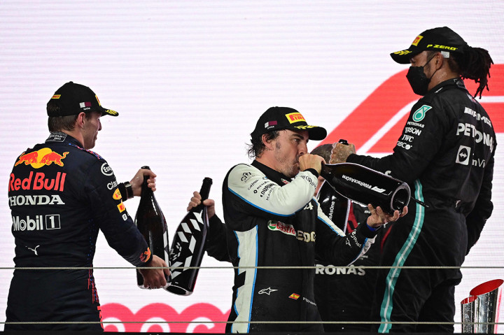 Rival terdekatnya, Max Verstappen, membuntutinya di posisi kedua. Pembalap Red Bull itu tertinggal 25,743 detik dari Hamilton.