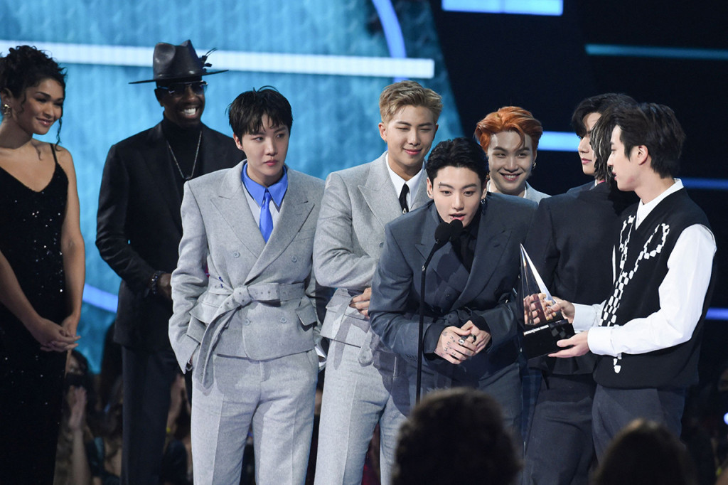 BTS kembali mencetak sejarah baru. Kali ini di ajang American Music Awards 2021, mereka menyapu bersih tiga kategori yang dinominasikan. Yaitu kategori Artist of the Year, Favorite Pop Duo or Group, dan Favorite Pop Song.