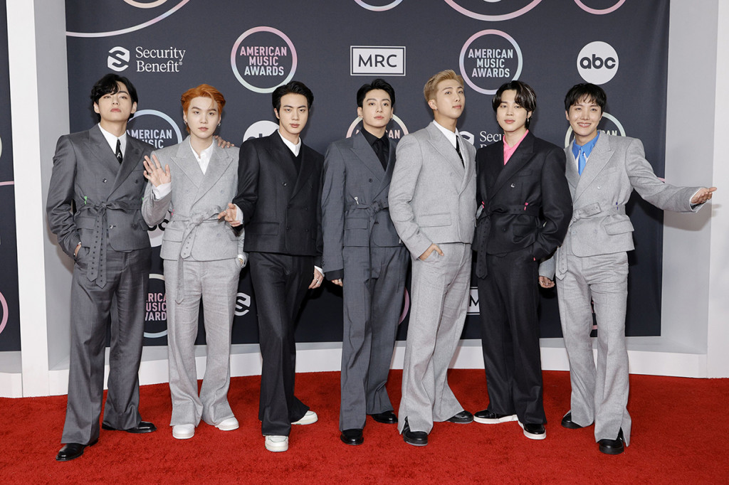 American Music Awards (AMA) 2021 berlangsung di Microsoft Theater, Los Angeles, Amerika Serikat, Senin, 22 November 2021, waktu Indonesia. AMA merupakan ajang penghargaan musik berbasis vote fan terbesar di AS.
