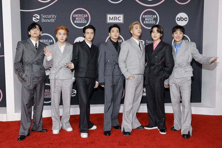 American Music Awards (AMA) 2021 berlangsung di Microsoft Theater, Los Angeles, Amerika Serikat, Senin, 22 November 2021, waktu Indonesia. AMA merupakan ajang penghargaan musik berbasis vote fan terbesar di AS.