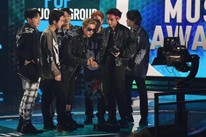 BTS pun mencetak sejarah baru melalui penghargaan yang mereka terima di ajang American Music Awards 2021. Dalam kurun waktu 47 tahun setelah AMA digelar untuk pertama kalinya, BTS adalah artis Asia pertama yang meraih penghargaan Artist of the Year.