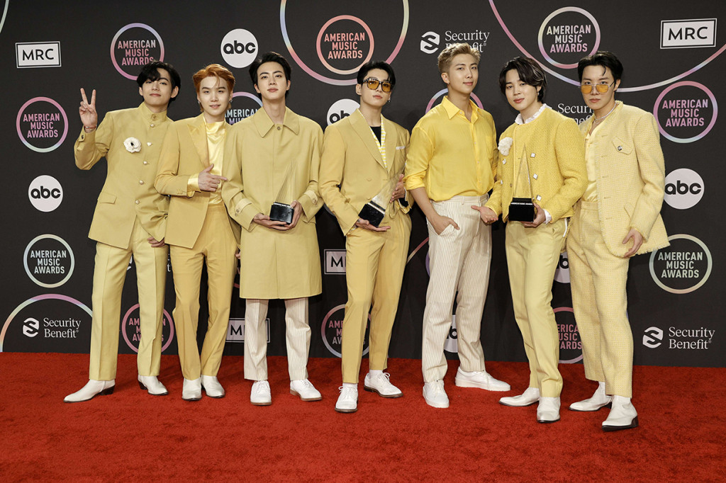 RM, Jin, Suga, J-Hope, Jimin, V, dan Jungkook bahkan dipercaya untuk membawakan dua lagu di panggung American Music Awards 2021.