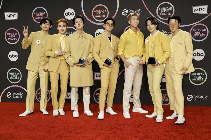 RM, Jin, Suga, J-Hope, Jimin, V, dan Jungkook bahkan dipercaya untuk membawakan dua lagu di panggung American Music Awards 2021.