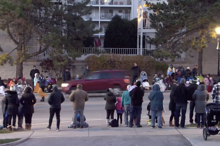 Tangkapan layar video yang diambil dari live streaming Facebook Kota Waukesha ini, menunjukkan sebuah SUV merah melaju kencang melewati kerumunan parade liburan di Waukesha, Wisconsin, 21 November 2021.