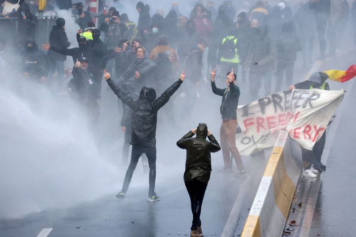 Melansir AFP, Senin, 22 November 2021, aksi demo pada Minggu, 21 November 2021, waktu setempat itu awalnya berlangsung damai. Namun, polisi kemudian menembakkan meriam air dan gas air mata sebagai tanggapan terhadap para pengunjuk rasa yang melemparkan proyektil.