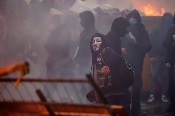 AFP melaporkan setidaknya dua polisi terluka dalam peristiwa itu, saat para petugas polisi dengan perlengkapan anti huru hara menyerang kerumunan saat bentrokan. Seorang pengunjuk rasa terlihat dievakuasi dengan ambulans di dekat Berlaymont, markas besar Uni Eropa.