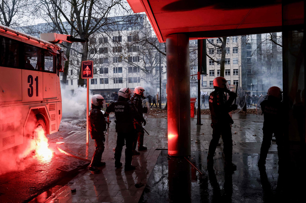 Polisi mengatakan 42 orang sempat ditangkap sebelum dilepaskan kemudian, namun dua orang ditahan. Beberapa jam kemudian, pihak berwenang mengatakan situasinya telah terkendali dengan jalan-jalan dibuka kembali.