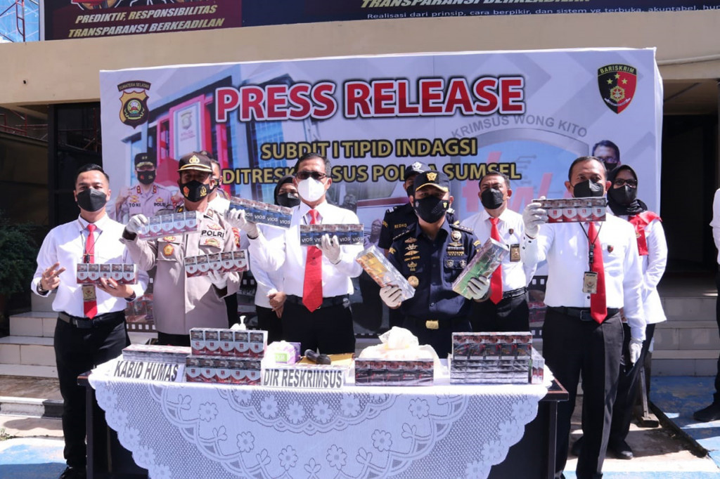 Direktur Ditreskrimsus Polda Sumsel, Kombes Pol Barly Ramadhany mengatakan, barang bukti ribuan bungkus rokok tersebut didapati dari dua unit mobil yakni Toyota Hiace dari Kabupaten Madura, Jawa Timur yang membawa rokok tanpa cukai sebanyak 86.750 bungkus atau 1.735.000 batang yang akan dibawa ke Pangkalan Kericu, Provinsi Riau.