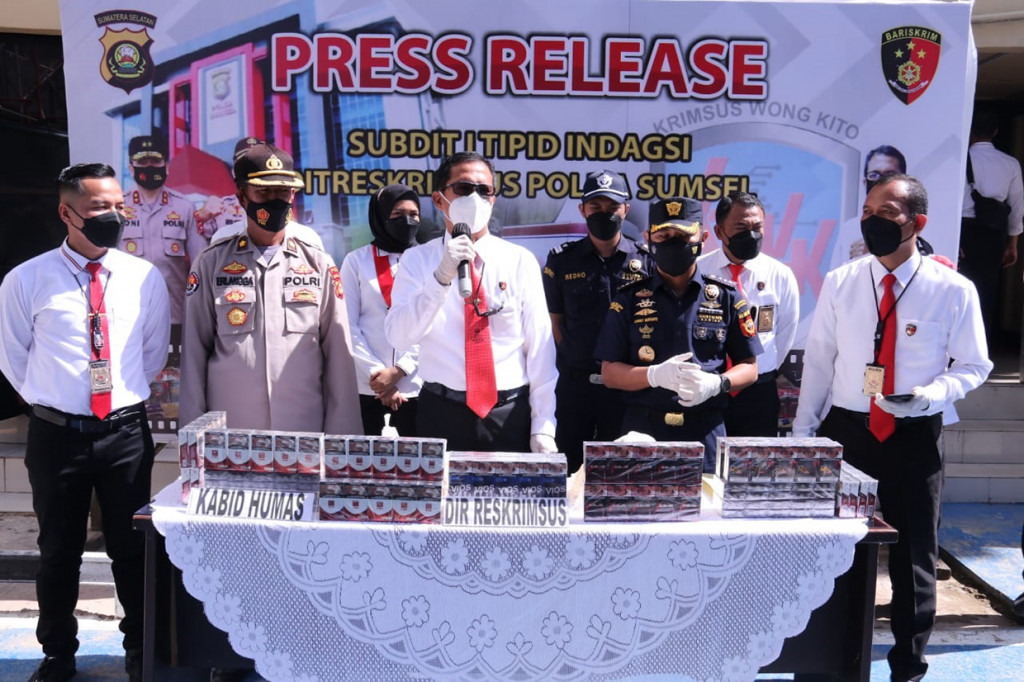Rilis ungkap kasus dari Kepolisian Daerah Sumatra Selatan yang telah menyita ribuan bungkus rokok tanpa bea cukai, di Mapolda Sumsel, Senin, 22 November 2021.