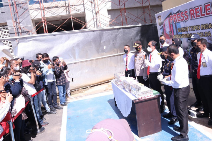Ditreskrimsus Polda Sumatera Selatan menyita ribuan bungkus rokok tanpa bea cukai di dalam dus dan bagasi yang berada di halaman loket travel Triadi Satrio Wisata, Kamis, 8 November 2021, lalu. Puluhan ribu rokok tersebut berasal dari Madura dengan tujuan Provinsi Riau.
