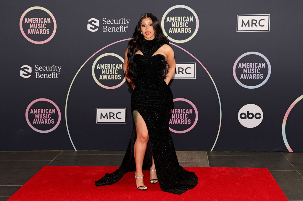 Penampilan Cardi B sebagai host AMA 2021 ini terasa spesial, karena ia mengenakan dua gaun sekaligus.