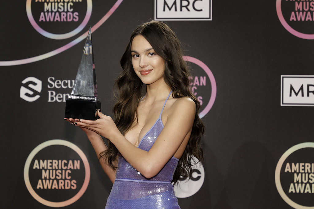 Olivia Rodrigo memilih gaun David Koma dengan payet ungu dan bagian ujung yang berbulu untuk menghadiri acara penghargaan tahunan ini.
