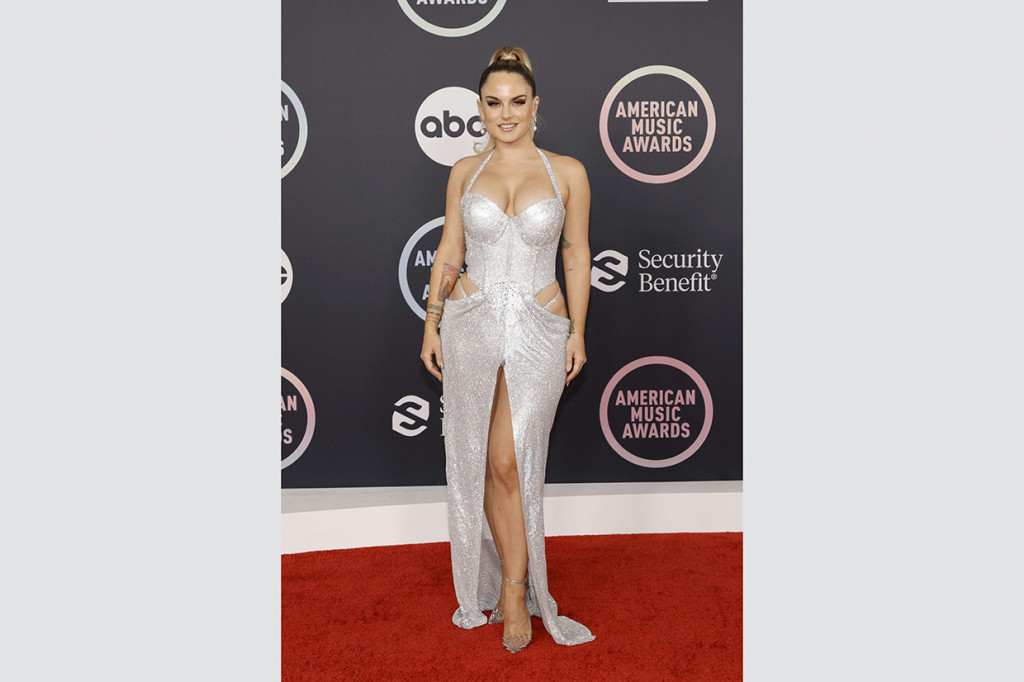 Jojo. Penyanyi yang terkenal dengan lagu Too Little Too Late satu ini tampil seksi dalam balutan gaun korset bercutting cutout full beads warna silver metalik, rancangan Usama Ishtay.