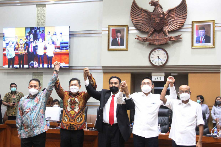 Ketua Komisi III DPR yang baru Bambang Wuryanto (tengah) bersama dengan Herman Hery (kedua dari kanan), Wakil Ketua Komisi III DPR Adies Kadir (Golkar) (keduan dari kiri), Desmond J Mahesa (Gerindra) (kanan) dan Pangeran Khairul Saleh (kiri), berfoto bersama setelah ecara penyerahkan palu sidang Komisi III DPR dan dihadiri seluruh anggota Komisi III DPR RI di ruang Komisi III DPR Komplek Parlemen Senayan Jakarta, Senin, 22 November 2021.