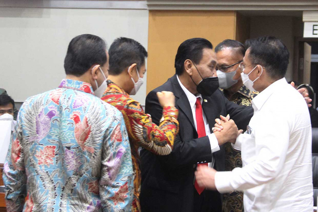 Sebelumnya, Bambang Wuryanto menjabat Wakil Ketua Komisi VII. Kini kursi jabatan itu diisi oleh Dony Maryadi Oekon berdasarkan surat Fraksi PDIP DPR RI nomor 159/F-PDIP/DPR RI/XI/2021 tertanggal 16 November 2021.